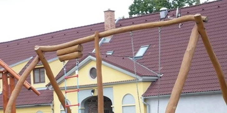 Děti se kromě golfu vyřádí i na hřišti.
