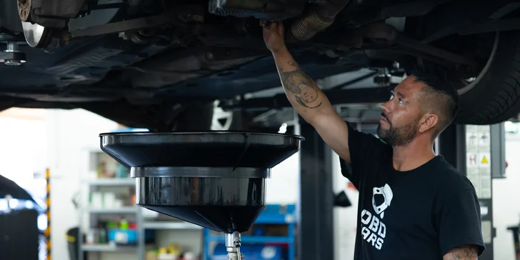 Skúsení technici auto dajú na zdvihák a vizuálne skontrolujú stav podvozku, tlmenia, pruženia či bŕzd.