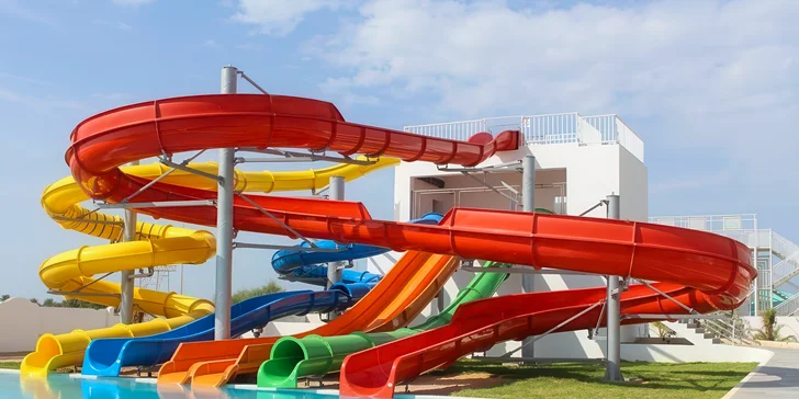 K hotelu patří menší aquapark s tobogány a skluzavkami. 