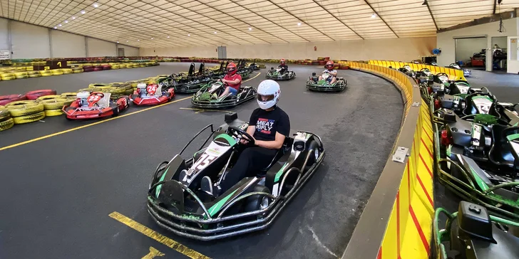 Řádění na motokárách pro děti i dospělé, burgery a hranolky pro vyhládlé