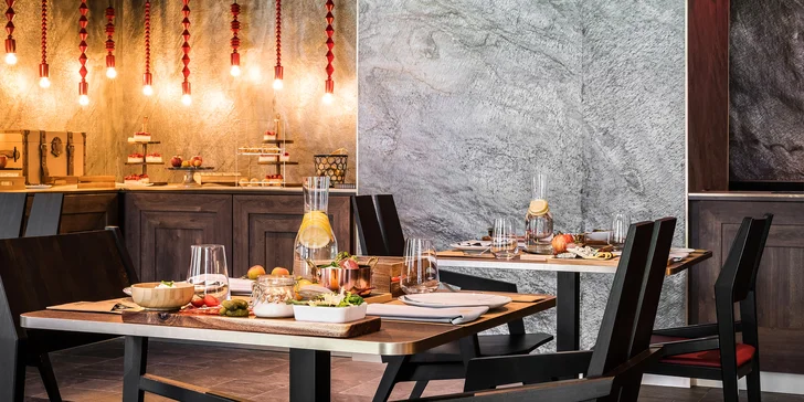 V luxusní hotelové restauraci si každý den vychutnáte servírované snídaně, které jsou v ceně balíčku.