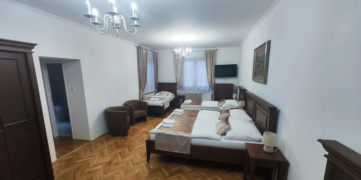 Ubytujete se přímo v historických prostorách zámku, kde má každý pokoj vlastní charakter a atmosféru.