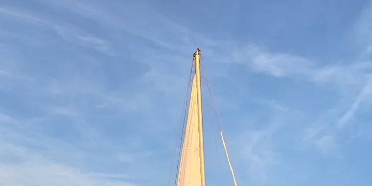 Půjčte si plachetnici od společnosti Nautica a užijte si půlhodinovou projížďku. 