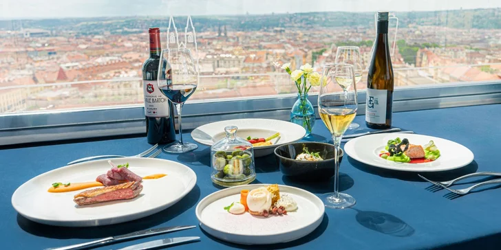 Luxusní 5chodové menu v Žižkovské věži: foie gras, losos, kachní prsa, cheesecake a signature koktejly