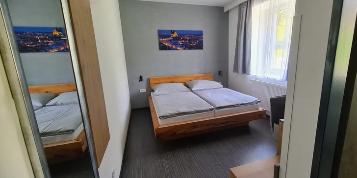 Dvoulůžkové hotelové pokoje Standard a Komfort nabízí svým hostům manželské postele.
