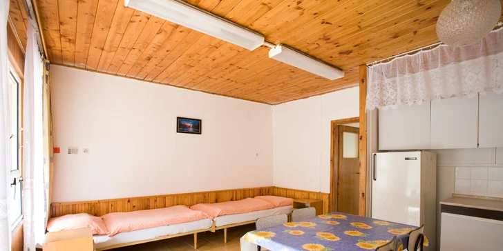 V bungalovu je kuchyňský kout s lednicí a základním vybavením. 