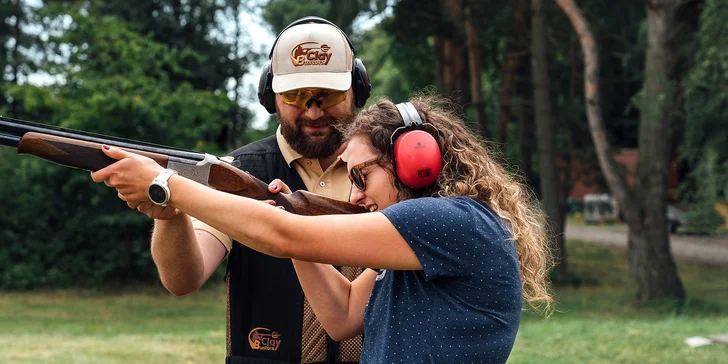 V ceně máte samozřejmě terče, zapůjčení ochrany zraku a sluchu, služby zkušeného instruktora a 15 nebo 30 nábojů (dle balíčku).