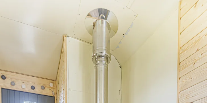 Atmosféru dokreslí praskající oheň v krbu, u kterého můžete prožít intimní večery.