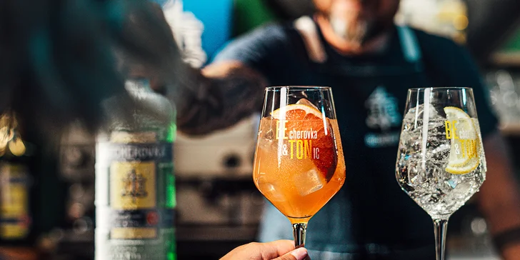  Zážitek doplní ochutnávka dvou originálních koktejlů na bázi Becherovky. 