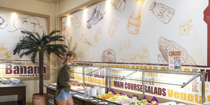 Hlavní restaurace funguje jako dynamické tržiště chutí.