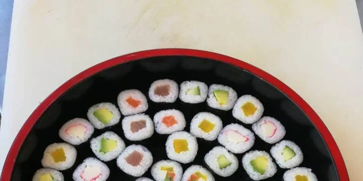 Sushi set č. 3: 54× maki v různých podobách.