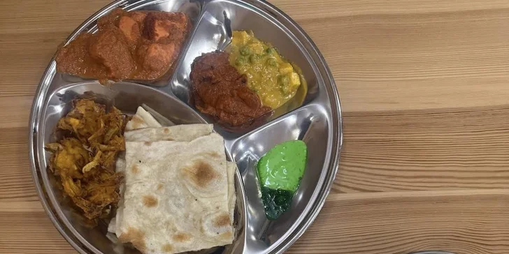 Ochutnáte zde Butter Chicken, Chicken Tikka Masala i vegetariánská jídla.