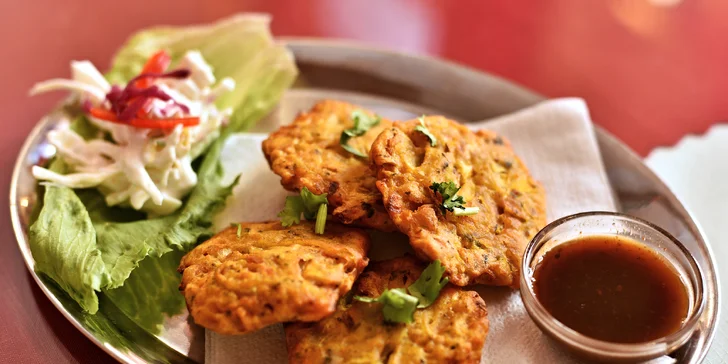 Jako předkrm zkuste třeba cibulové Bhaji, podělte se s ostatními o zážitek z pikantního Chicken Tikka Masala a na závěr si oslaďte život kuličkami ze sušeného mléka Gulab Jamun.