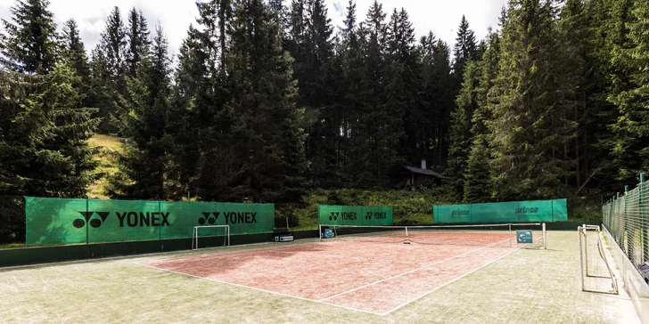 Sportovní duše určitě nadchne tenisový kurt, jen si s sebou nezapomeňte vzít vlastní rakety.