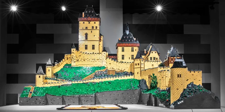 Samozřejmě nechybí ani hrad Karlštejn. 