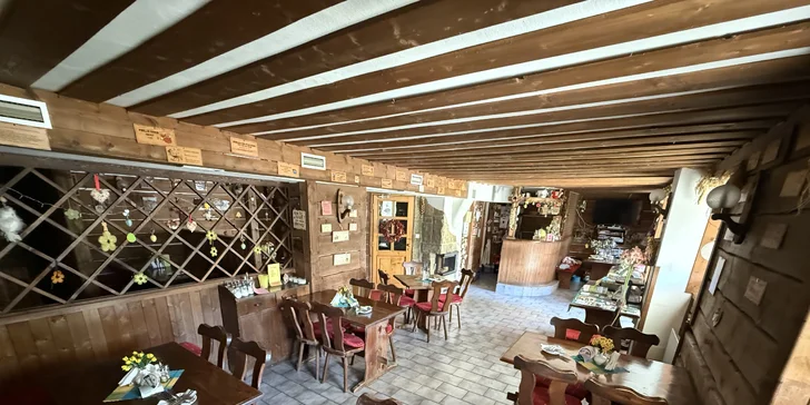 Podľa obsadenosti raňajky podávajú buď formou bohatého bufetu alebo servírované priamo na stôl.