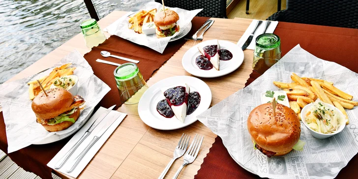 Posezení u Karlova mostu: burger podle výběru, hranolky, salát a cheesecake