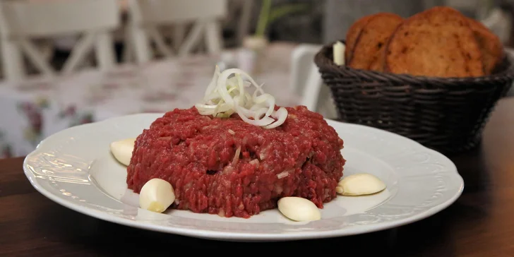300 či 500 gramů masitého blaha: Čerstvě namíchaný tatarák až pro 4 osoby