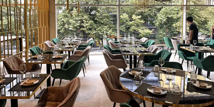 Od klasického all you can eat se liší nejen vysokou kvalitou a čerstvostí surovin, ale převážně v široké nabídce pokrmů. 