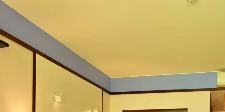 Na výběr jsou dvoulůžkové pokoje Classic, pokoje s výhledem na bazén nebo rodinné pokoje a suity, kde se ubytuje i výprava s dětmi (na přistýlkách).

