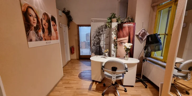 Pro pány je na výběr úprava vousů i střih strojkem či klasický střih.