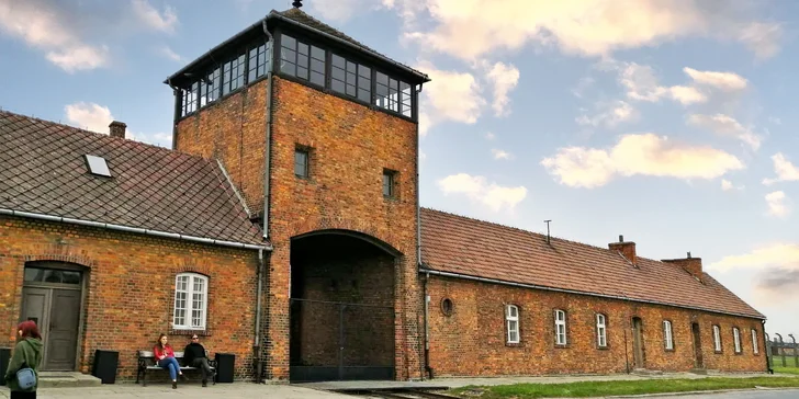 Během 6–8hod. prohlídky si projdete celé areály Osvětim I a Osvětim II (Březinka) s detailní prohlídkou nejen zbytků plynových komor II, III, IV a V. 
