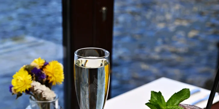Všechny delikatesy navíc zapijete lahví červeného či bílého vína nebo prosecca.