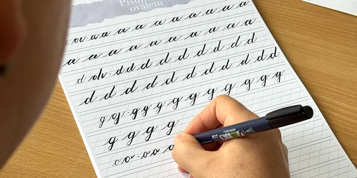 Naučíte se správné pohyby rukou při psaní, základní kaligrafické tahy a všechna písmena abecedy.