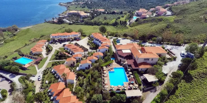 Lesbos letecky: all inclusive, pláž 500 m od 3* hotelu, bazény, hotel cca 2 km od města Molyvos