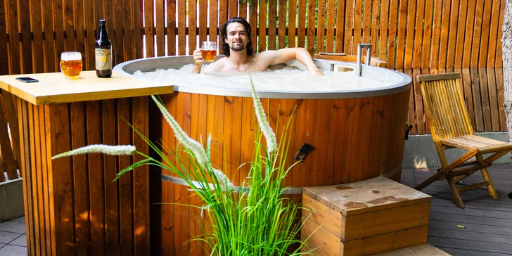 VIP lesní wellness pro 2–4 os.: kádě s termální vodou, finská a parní sauna, sekt či pivo a večeře