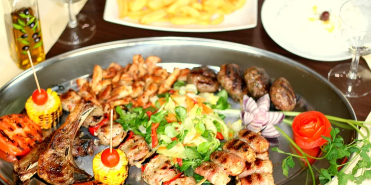 V masovém menu ochutnáte i kuřecí souvlaki v anglické slanině a řecké keftedes.