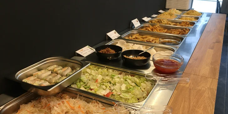Na výběr budete mít sushi, saláty i další asijské pochoutky.