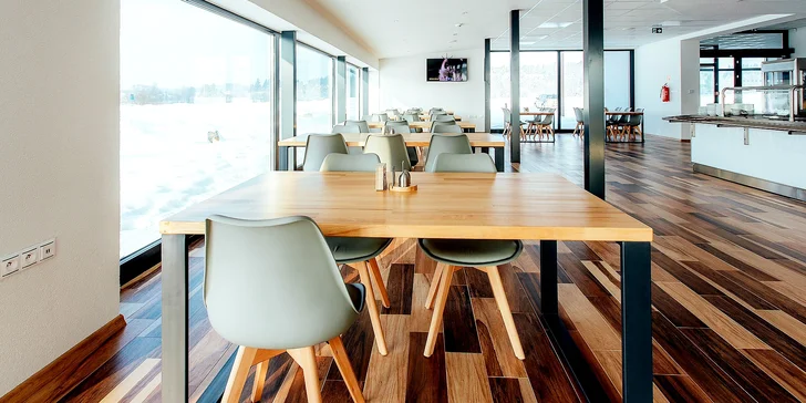 V ceně pobytu je snídaně nebo polopenze (dle varianty). Místní prostorná restaurace, která je otevřena denně, vás rozhodně nenechá hladovět.