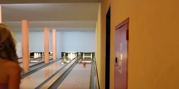 Na místě vám zdarma půjčí bowlingové boty a díky mantinelům si hru užijí i vaše děti.