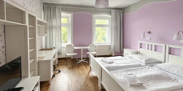 Ubytujete sa v izbe Standard (na fotke), Deluxe alebo v Apartmáne.