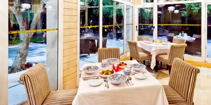 Nechybí kulinářské tematické večery a možnost povečeřet v elegantní restauraci à la carte. 