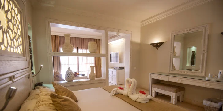 Pokoje Junior Suite nabízejí luxusní komfort s klimatizací, LCD TV, trezorem, minibarem s nealkem v ceně a balkonem či terasou s výhledem na moře, bazén nebo do zahrady.

