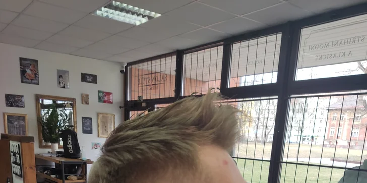 V případě kompletní péče se těšte na střih, úpravu vousů, vosk, mytí a masáž hlavy i pleťovou masku.