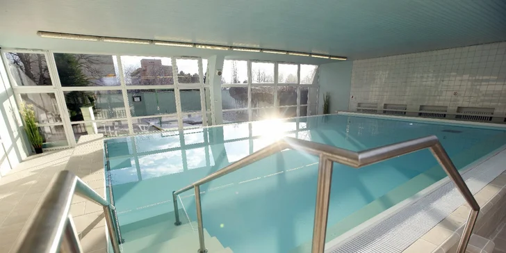 Počas celého pobytu možno využívať neobmedzený vstup do hotelového krytého bazéna 30–33°C a fitness. Tešiť sa ale určite môžete aj na ostatné relaxačné služby: slnečná terasa, sauny, solárium, masáže, kozmetika, manikúra, pedikúra.
