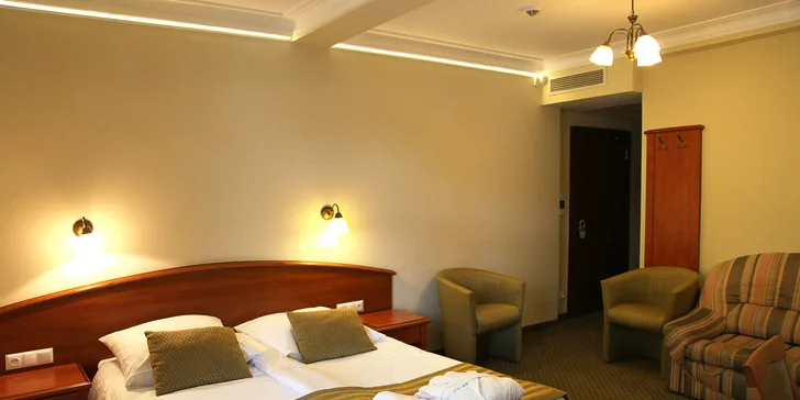 Najdete tu pohodlné postele, TV, lednici, minibar a v celém areálu hotelu se zdarma připojíte na Wi-Fi.