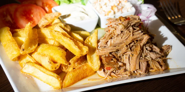 Ať už dorazíte sami nebo ve dvou, můžete se těšit na 200 g pomalu pečeného trhaného vepřového masa a porci zlatavých hranolek.