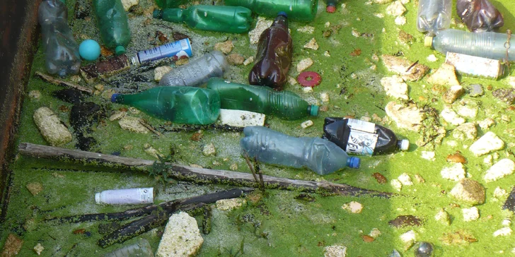 Rieka Hron pod Podbrezovou. Plasty sa v riekach rozkladajú na maličké čiastočky, tzv. mikroplasty, ktoré sa ukladajú v prírode, vrátane tiel živočíchov a nás, ľudí.