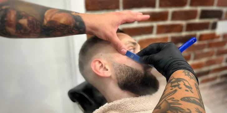 Strih alebo úprava brady v tradičnom men's only holičstve Barber family