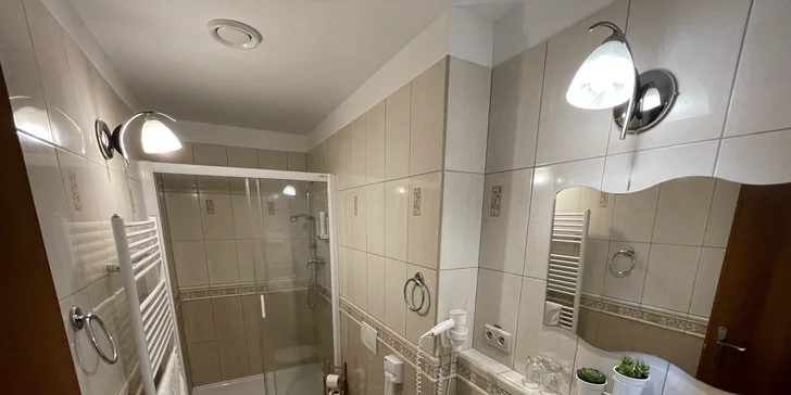 V kúpeľni je sprchový kút, toaleta aj fén na vlasy. 