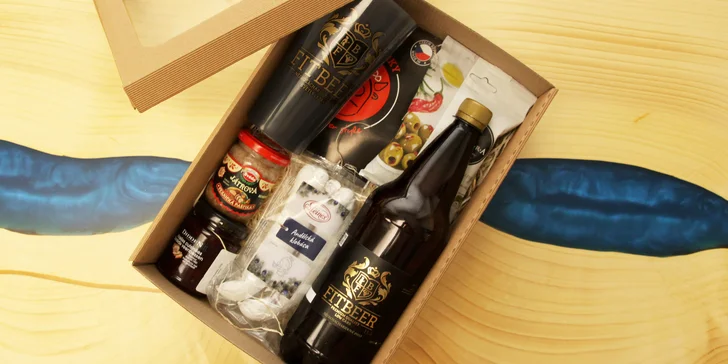 Balíčky Fit Beer v dárkové krabici: fitness pivo, kelímky s logem i olivy, játrová paštika a chutney
