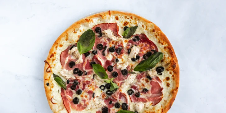Bianca - smetana, mozzarella, šunka, kuřecí maso, olivy, bazalka