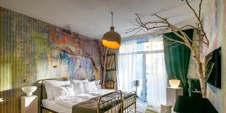 Hotel je zároveň galerií současného designu. Některé jeho pokoje navrhli čeští designéři a architekti, ale třeba také sám hoteliér Lukáš Pytloun.