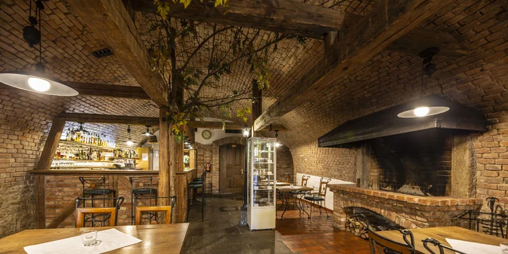 Ve sklepní restauraci je ideální prostředí pro večerní sklenku vína.