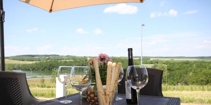 Večer posedíte s lahví vína a výhledem na přehradu.