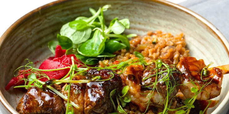 Surf &Turf z hovädzej sviečkovice s tigrími krevetami a restovanou ryžou so zeleninou.